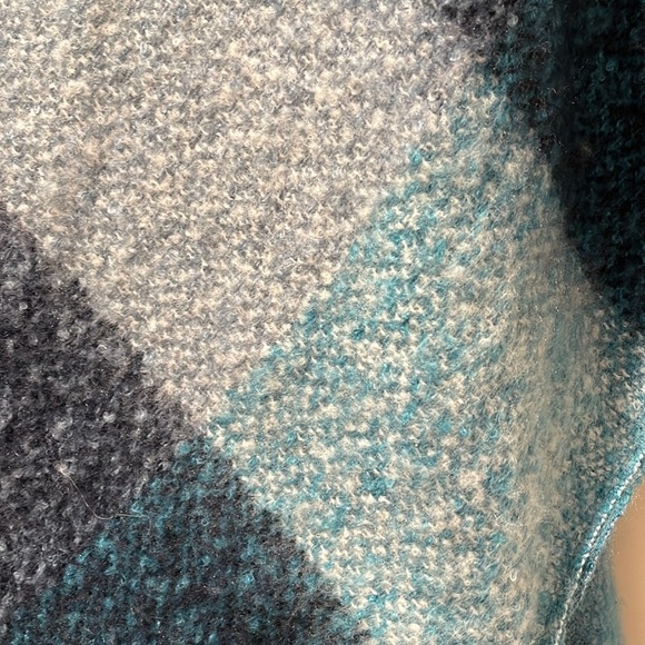 NWT JUST JAMIE Gorgeous OS Plaid blue Black Soft Fuzzy Kimono Ruana Cape Poncho - Picture 7 of 9